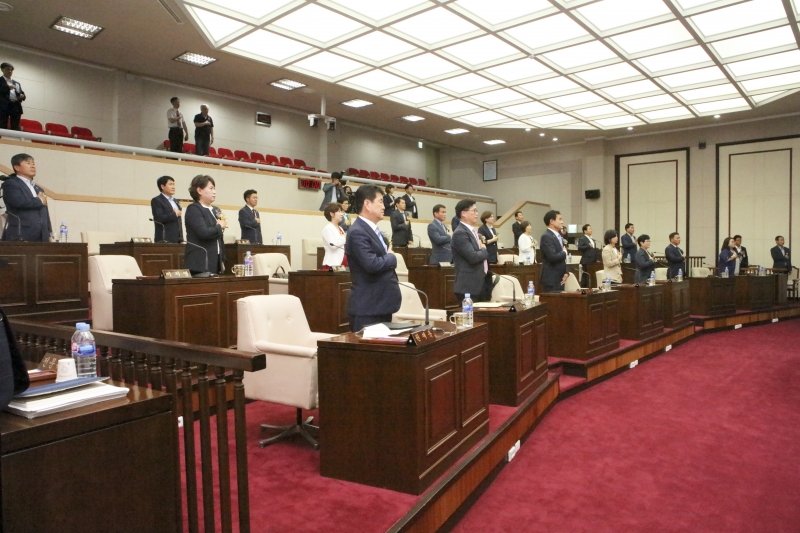 20180702-171[536A0150-제8대 구미시의회 개원식시 국민의례.JPG