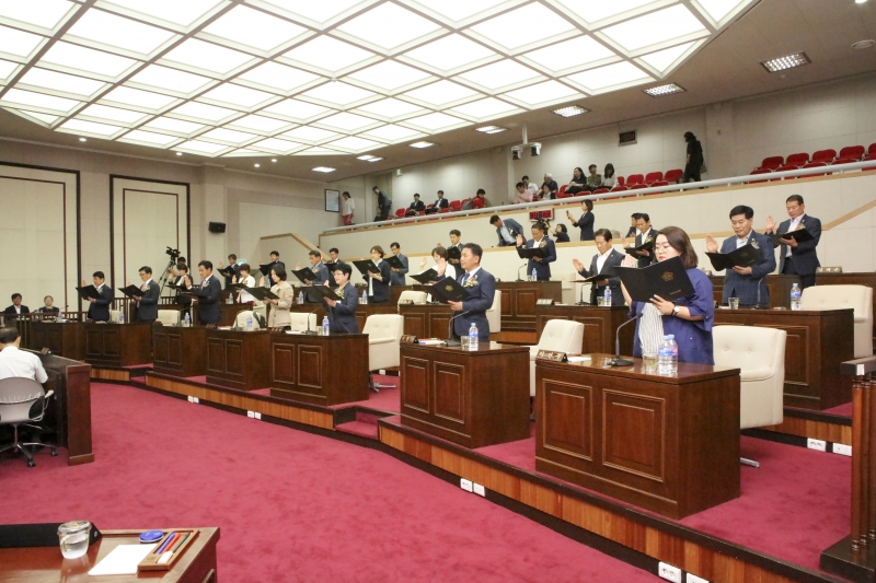 20180702-179[536A0160-제8대 구미시의회 개원식시 의원선서.JPG