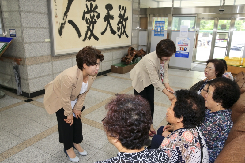 20180705-088[AP7U7133-구미시의회 의장단 일행 대한노인회 구미시지회 인사차 방문.JPG