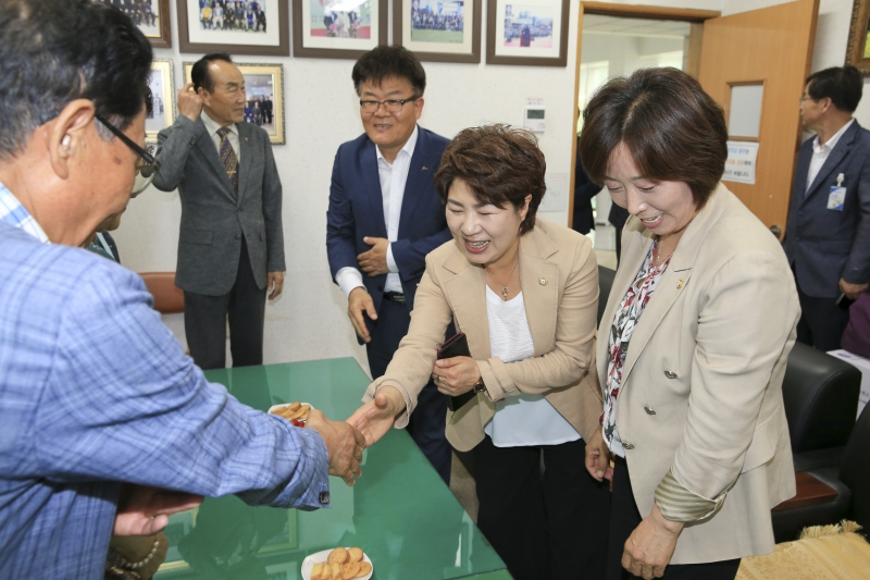 20180705-102[AP7U7163-구미시의회 의장단 일행 대한노인회 구미시지회 인사차 방문.JPG
