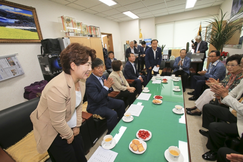 20180705-113[AP7U7188-구미시의회 의장단 일행 대한노인회 구미시지회 인사차 방문.JPG