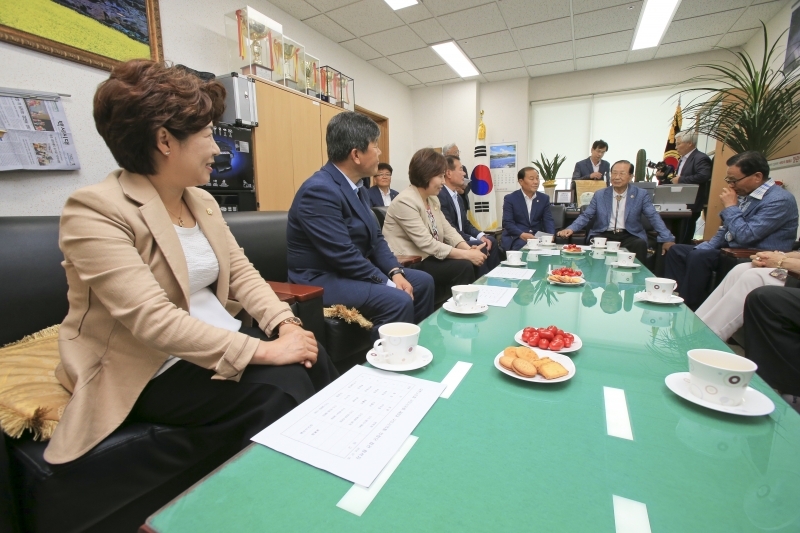 20180705-105[AP7U7172-구미시의회 의장단 일행 대한노인회 구미시지회 인사차 방문.JPG