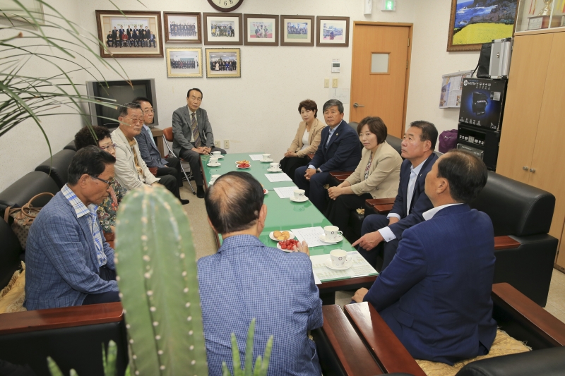 20180705-120[AP7U7196-구미시의회 의장단 일행 대한노인회 구미시지회 인사차 방문.JPG
