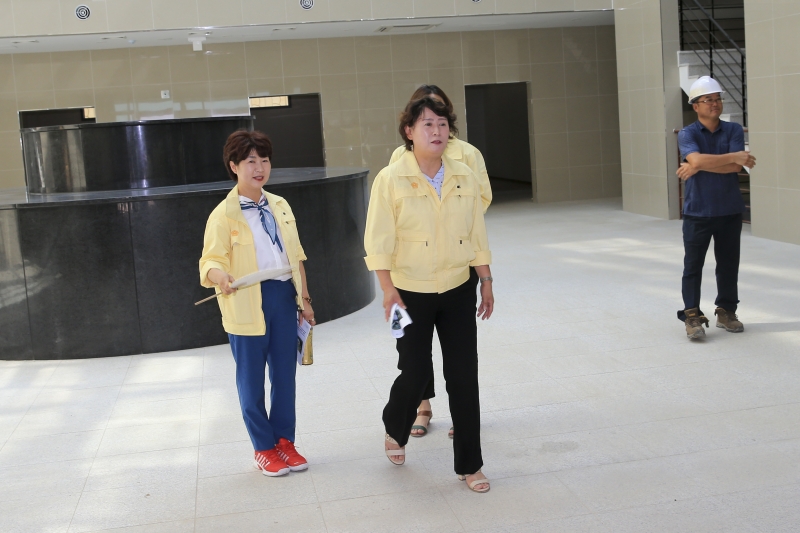 20180723-083[AP7U7718-구미시의회 전체의원 공설숭조당 2관 공사현장 방문.JPG