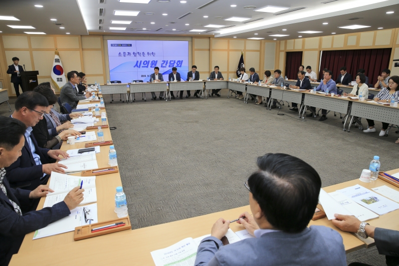 20180822-002[AP7U9048-구미시의회 의원들과 장세용 구미시장 간담회.JPG