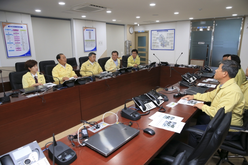 20180823-051[AP7U9254-구미시 재난안전 대책본부 방문 태풍 솔릭 관련 현황청취.JPG