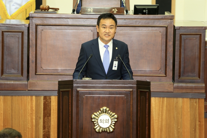 20180903-060[AP7U9856-제225회 정례회 제1차 본회의시 김재우 의원 구미시장 및 관계공무원 출석 요구의 건 제안설명.JPG