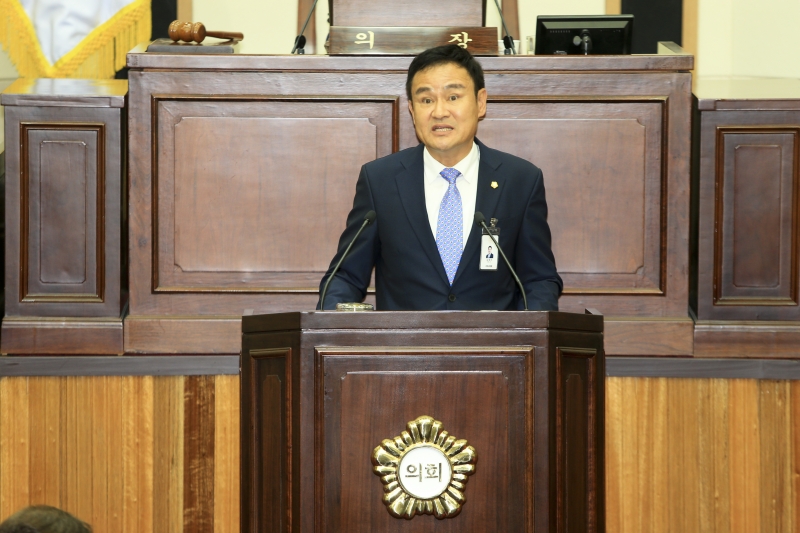 20180903-061[AP7U9859-제225회 정례회 제1차 본회의시 김재우 의원 구미시장 및 관계공무원 출석 요구의 건 제안설명.JPG