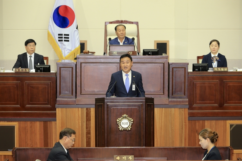 20180903-062[AP7U9861-제225회 정례회 제1차 본회의시 김재우 의원 구미시장 및 관계공무원 출석 요구의 건 제안설명.JPG