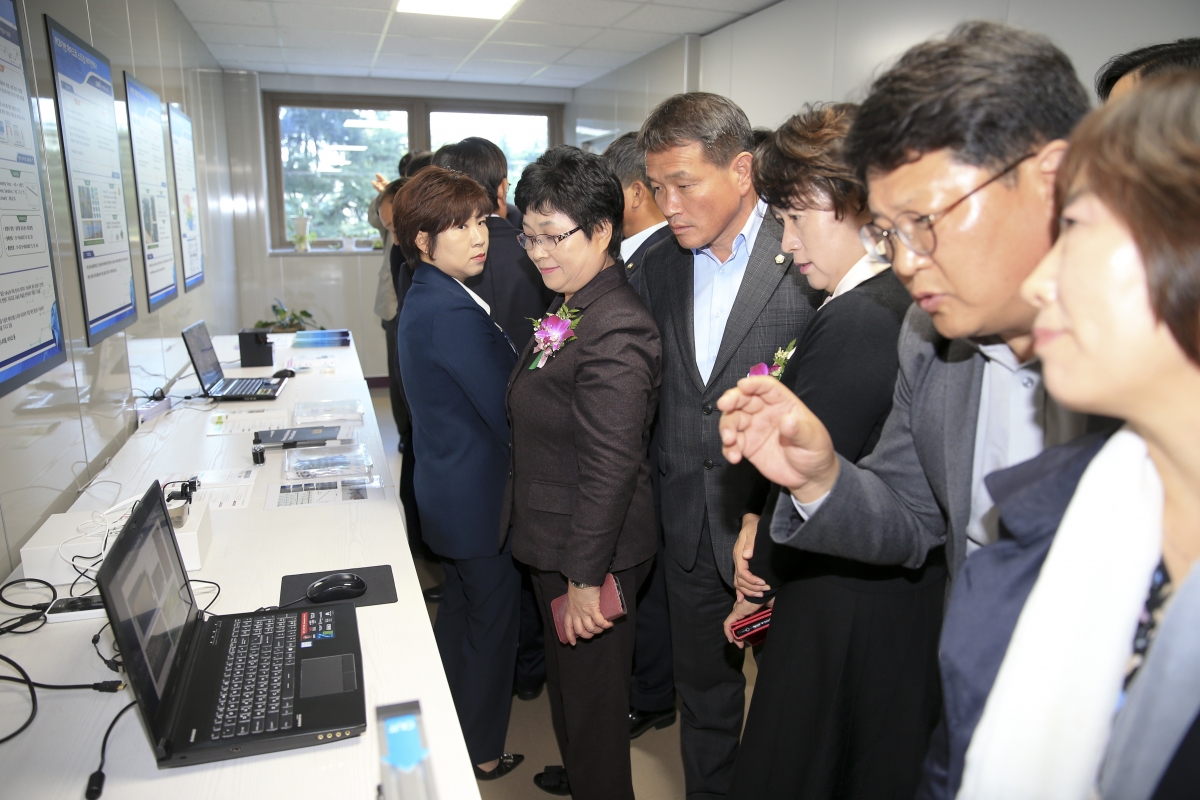 20181022-059[AP7U4048-웨어러블 스마트디바이스 상용화지원센터 개소식.JPG