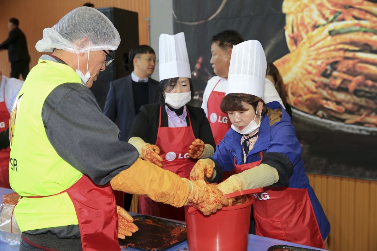 20181130-035[AP7U8768-2018 LG 사랑나눔 김장담그기.jpg