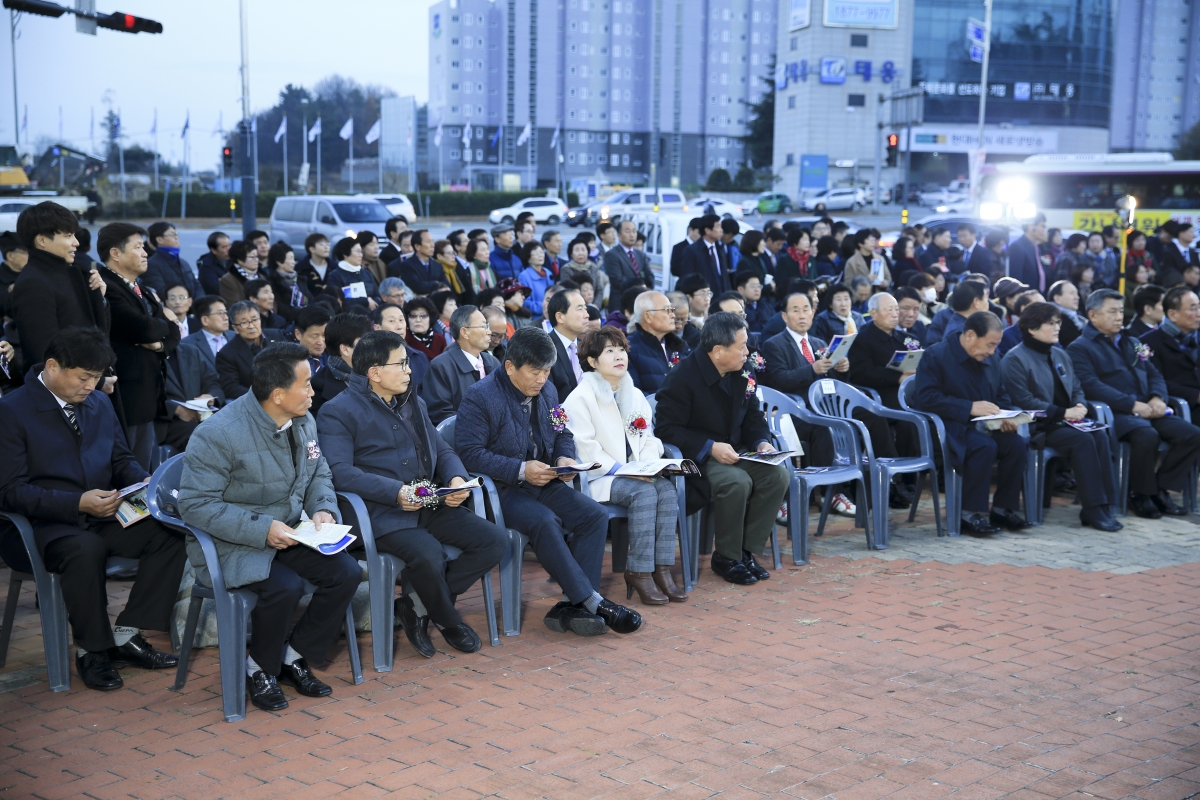 20181202-003[AP7U8810-2018 성탄 트리 점등 축하감사예배.jpg
