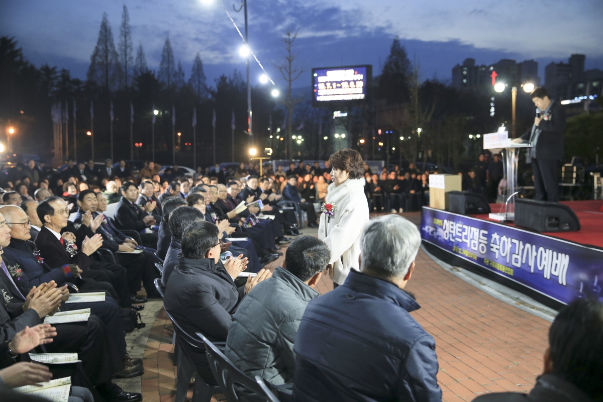 20181202-008[AP7U8824-2018 성탄 트리 점등 축하감사예배.jpg