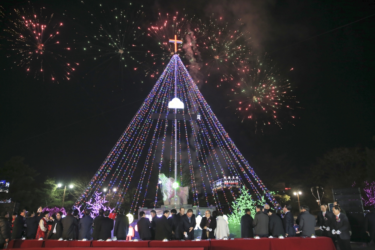 20181202-018[AP7U8860-2018 성탄 트리 점등 축하감사예배.jpg