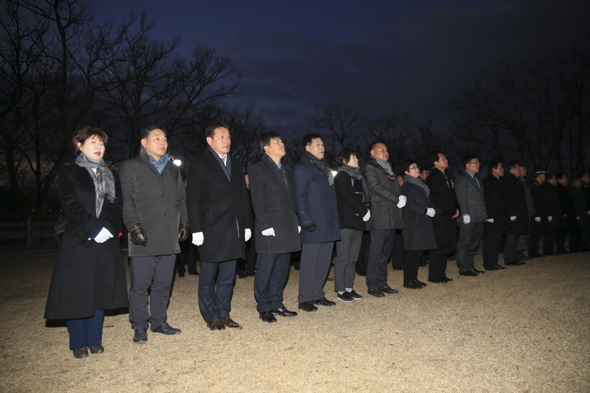 20190102-020[AP7U0446-2019 새해아침 충혼탑 참배.jpg