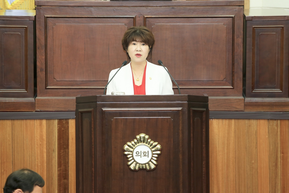 20190509-005[AP7U7492-제230회 임시회 제3차 본회의시 장미경 의회운영위원회 부위원장 상임위원회 활동결과보고.jpg