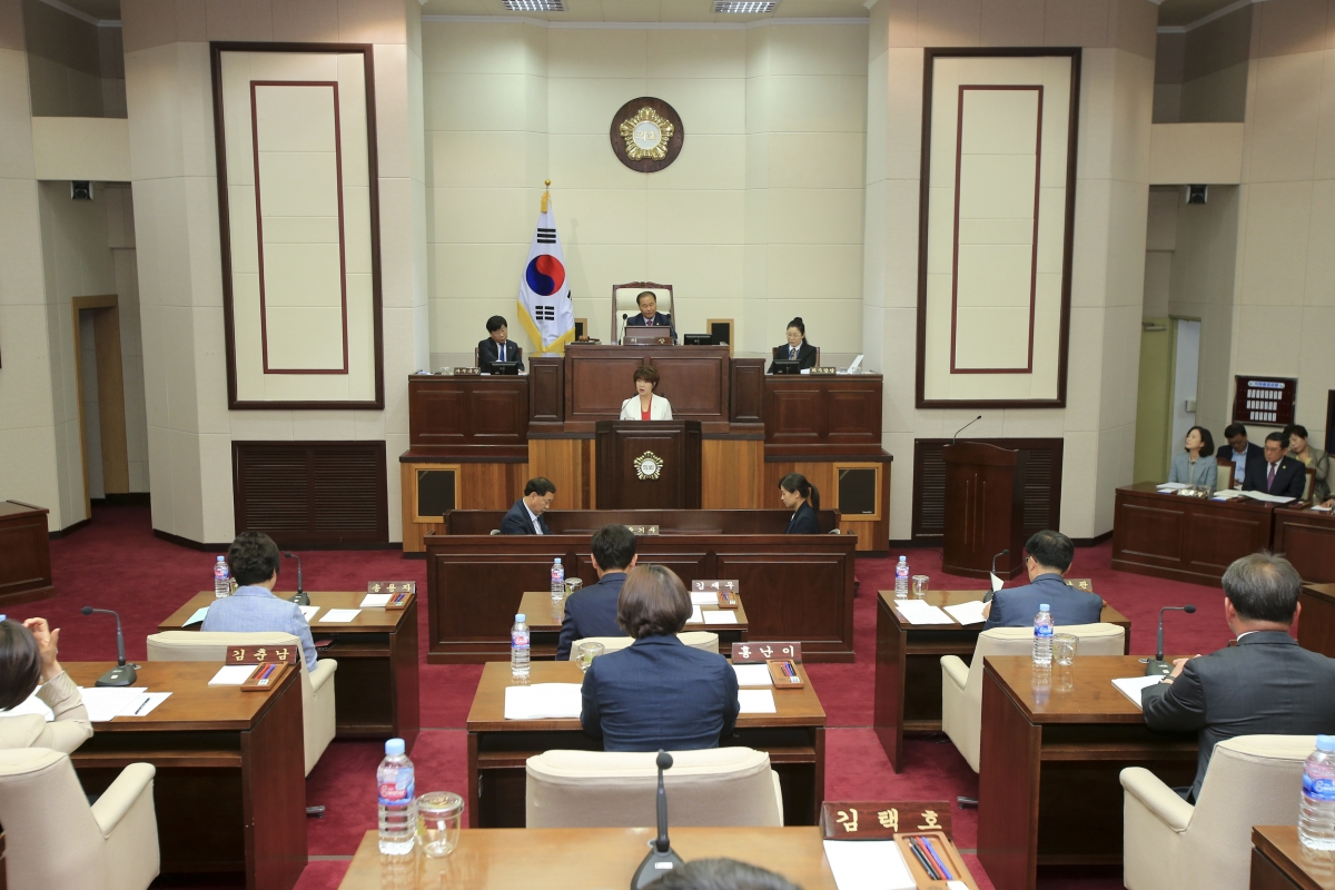 20190509-008[AP7U7495-제230회 임시회 제3차 본회의시 장미경 의회운영위원회 부위원장 상임위원회 활동결과보고.jpg