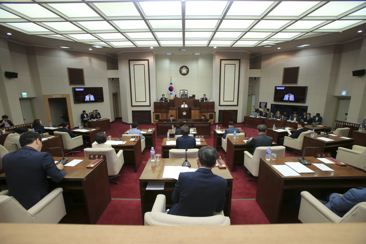 20190509-009[AP7U7498-제230회 임시회 제3차 본회의시 장미경 의회운영위원회 부위원장 상임위원회 활동결과보고.jpg