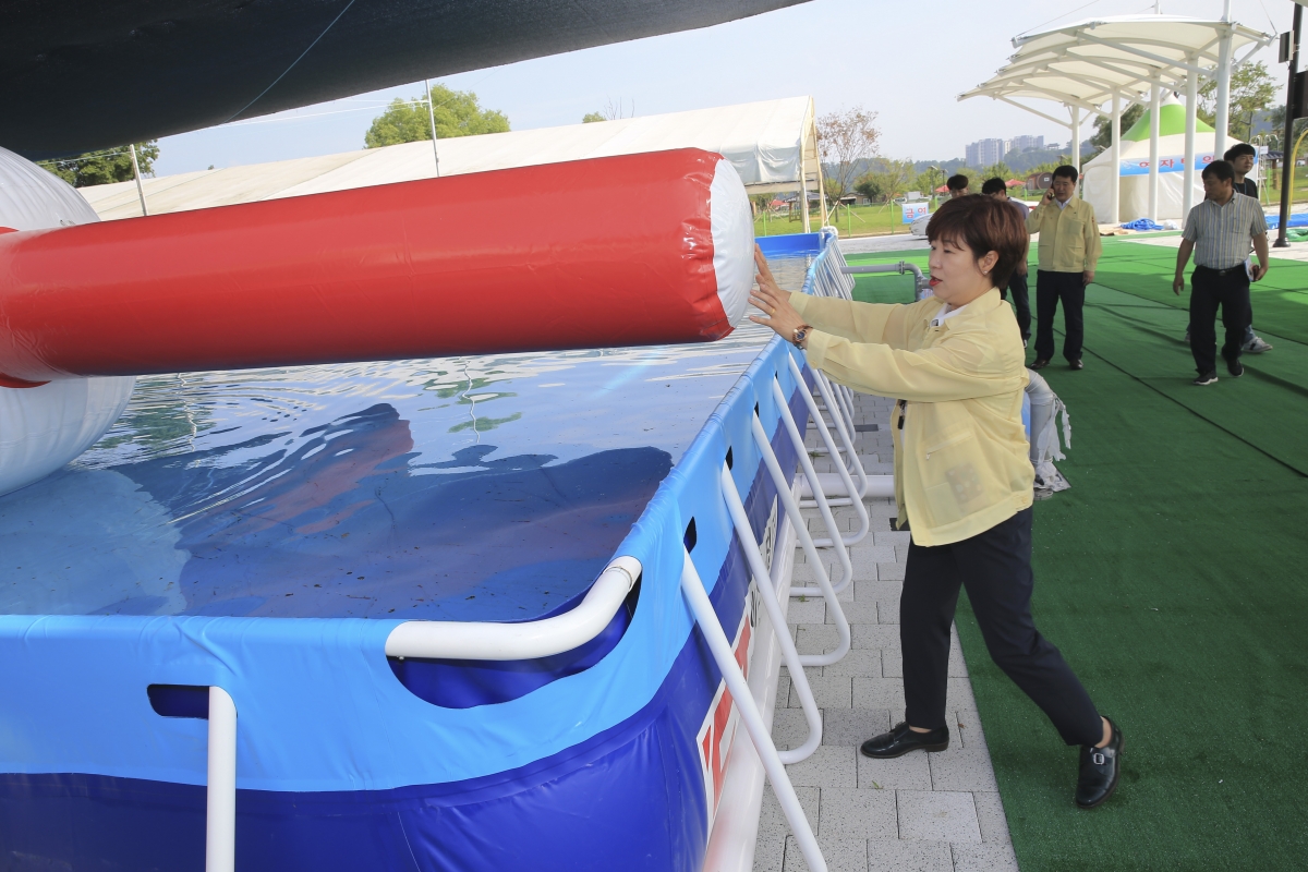 20190628-048[AP7U9711-폐회중 산업건설위원회 낙동강 야외 물놀이장 현장방문.jpg
