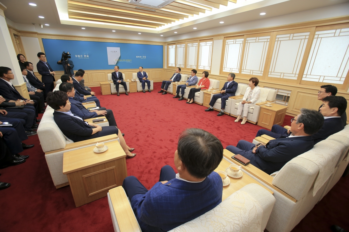20190701-020[AP7U9860-민선 7기 출범 1주년 시의회 확대 의장단과 구미시 간부 공무원 티타임.jpg