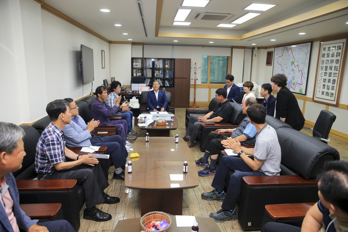 20190710-019[AP7U0252-산동면민 일행 의장실 방문.jpg