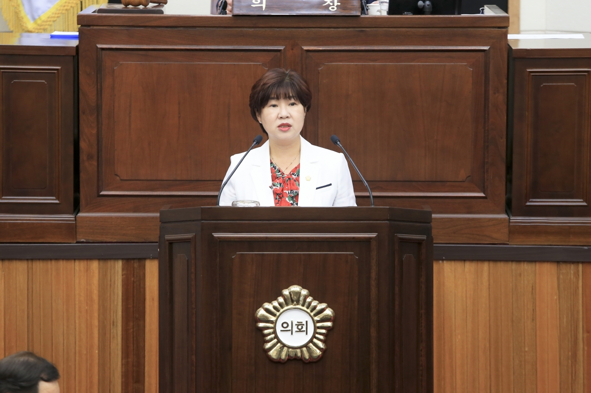 20190927-006[AP7U4002-제233회 임시회 제2차 본회의시 장미경 의회운영위원회 부위원장 상임위원회 활동결과보고.jpg