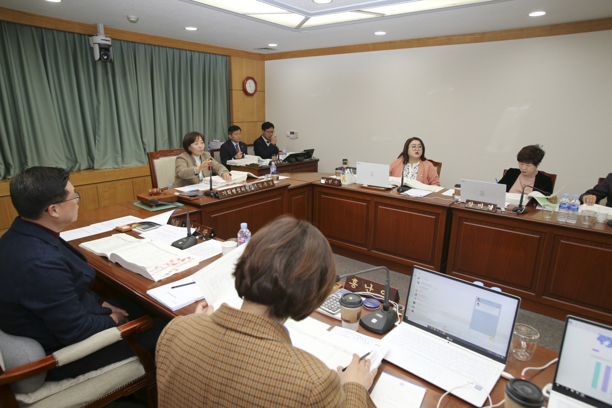 20191128-020[AP7U8493-제235회 정례회 기획행정위원회 2020년도 예산안 및 기금운용계획안 예비심사 활동.jpg