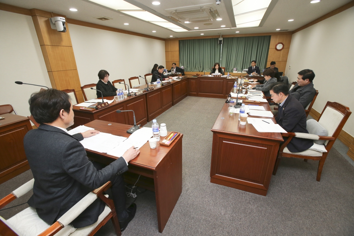 20200203-005[AP7U1018-제236회 임시회 기획행정위원회 조례안 심사활동.jpg