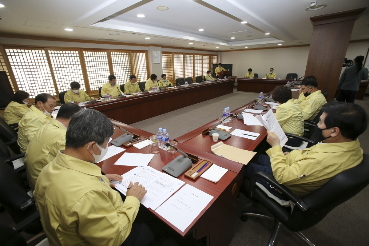 20200324-005[AP7U1857-구미시의회 전체의원간담회 개최하여 코로나19 재난 긴급생활지원비 관련 집행부 설명 청취 및 협의.jpg