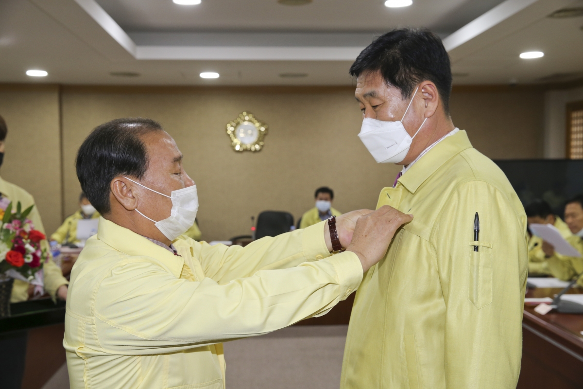 20200417-027[AP7U2123-전체의원 간담회-제8대 구미시의회 보궐선거 당선된 김영길 당선자 의원뱃지 전달.jpg