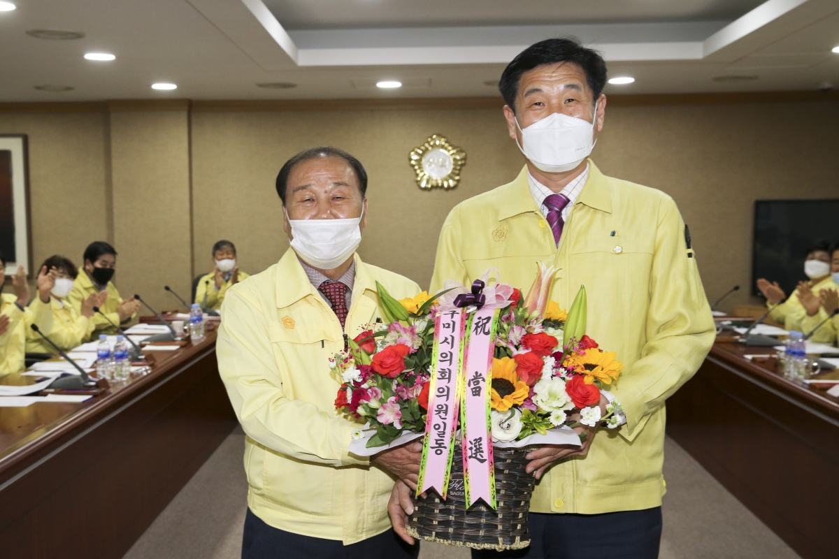 20200417-030[AP7U2133-전체의원 간담회-제8대 구미시의회 보궐선거 당선된 김영길 당선자 의원뱃지 전달.jpg