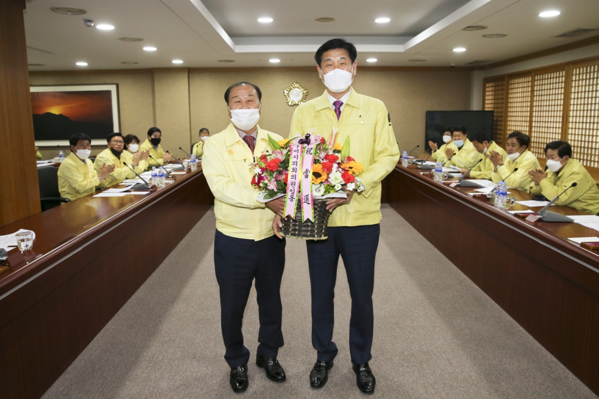 20200417-031[AP7U2135-전체의원 간담회-제8대 구미시의회 보궐선거 당선된 김영길 당선자 의원뱃지 전달.jpg