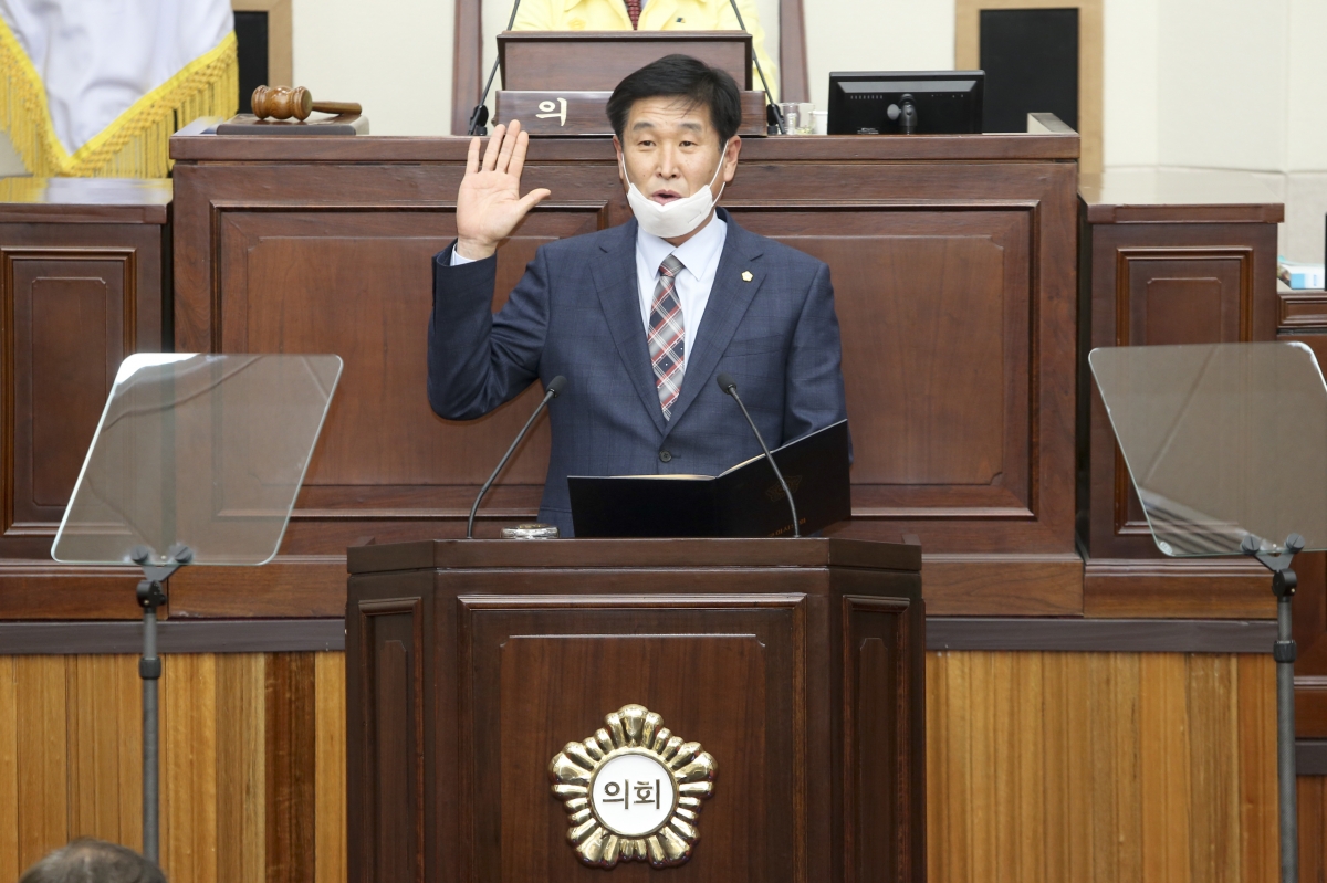 20200421-007[AP7U2196-제238회 임시회 제1차 본회의시 김영길 의원 의원선서-4.15보궐선거 당선.jpg