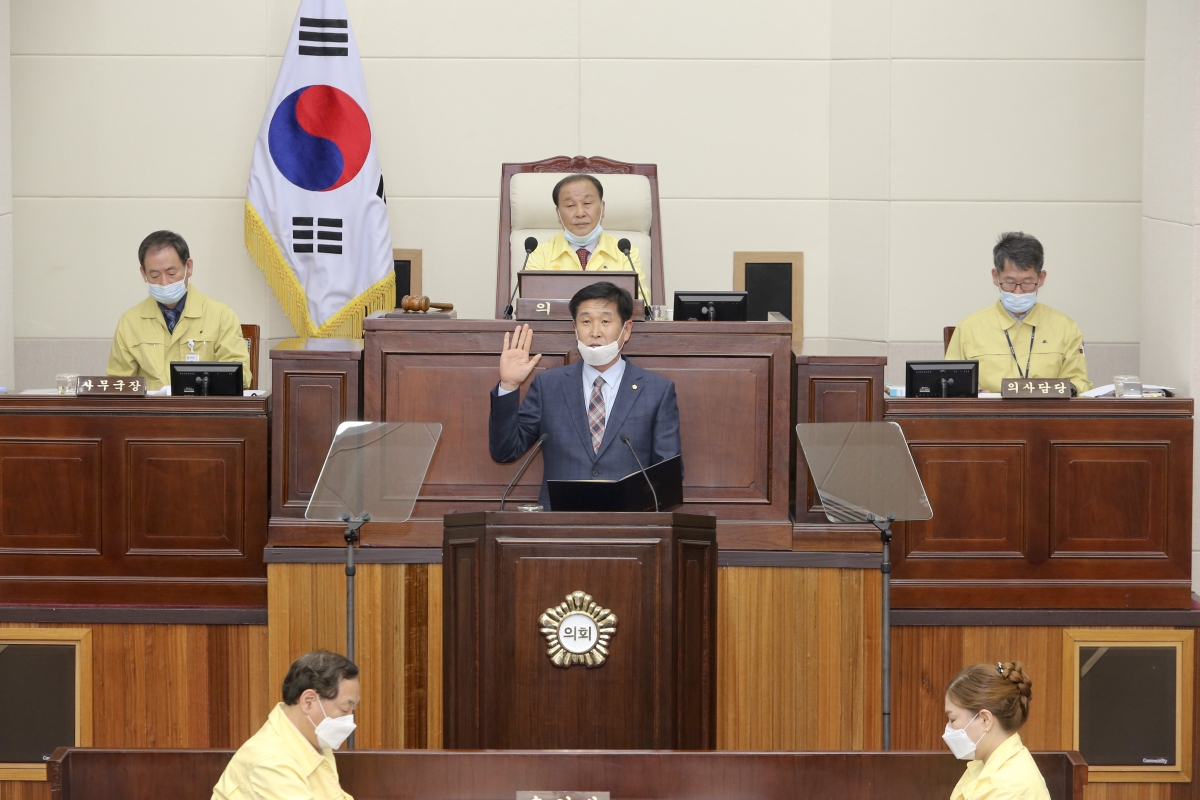 20200421-010[AP7U2202-제238회 임시회 제1차 본회의시 김영길 의원 의원선서-4.15보궐선거 당선.jpg