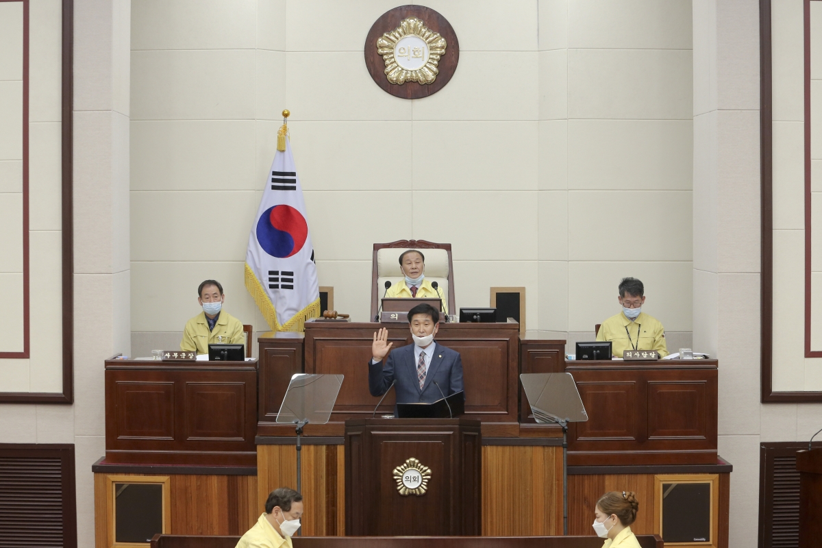 20200421-011[AP7U2204-제238회 임시회 제1차 본회의시 김영길 의원 의원선서-4.15보궐선거 당선.jpg