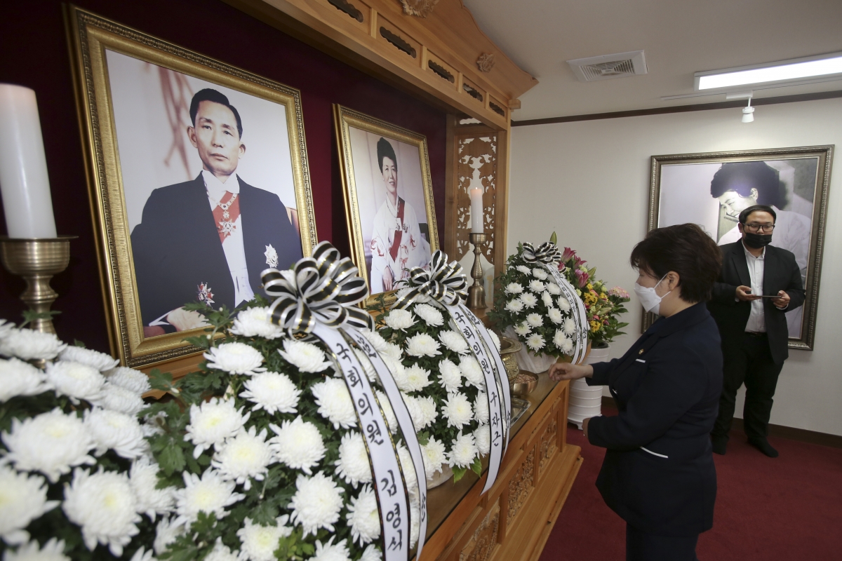20200606-025[AP7U3830-현충일 추념 박정희 대통령 생가 참배.jpg