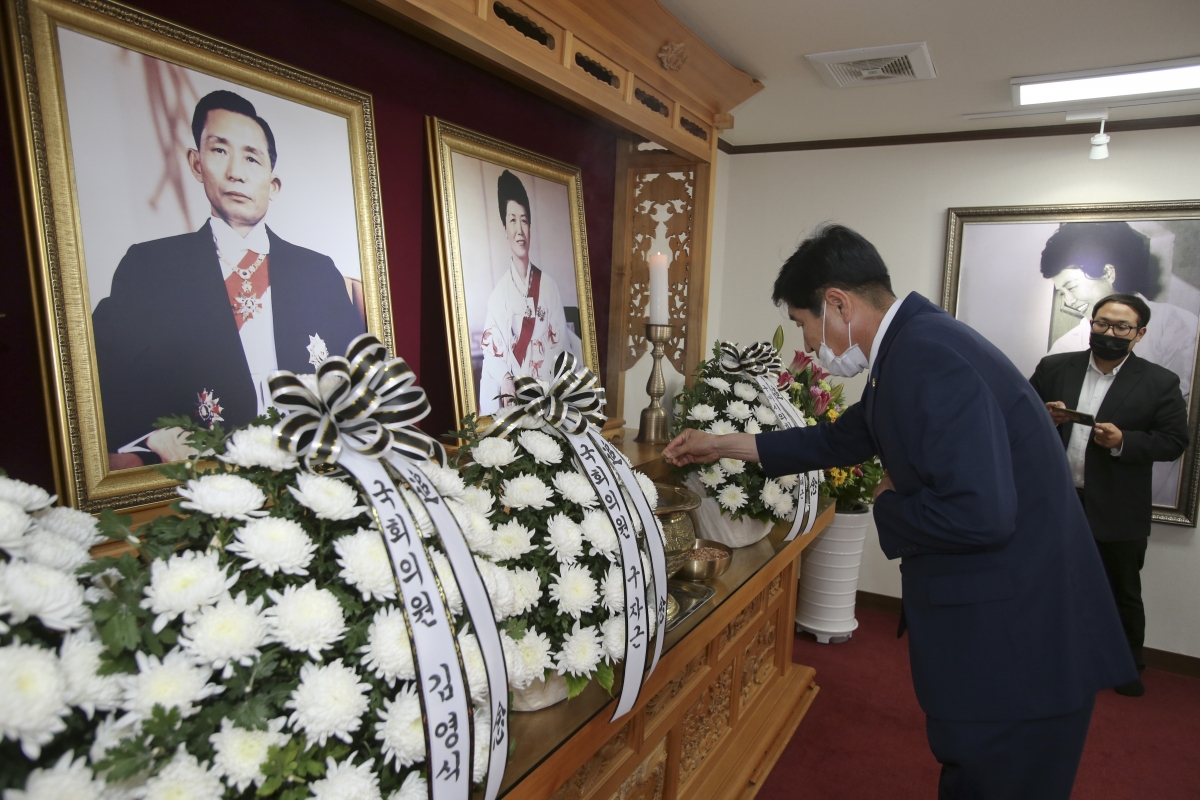 20200606-029[AP7U3839-현충일 추념 박정희 대통령 생가 참배.jpg