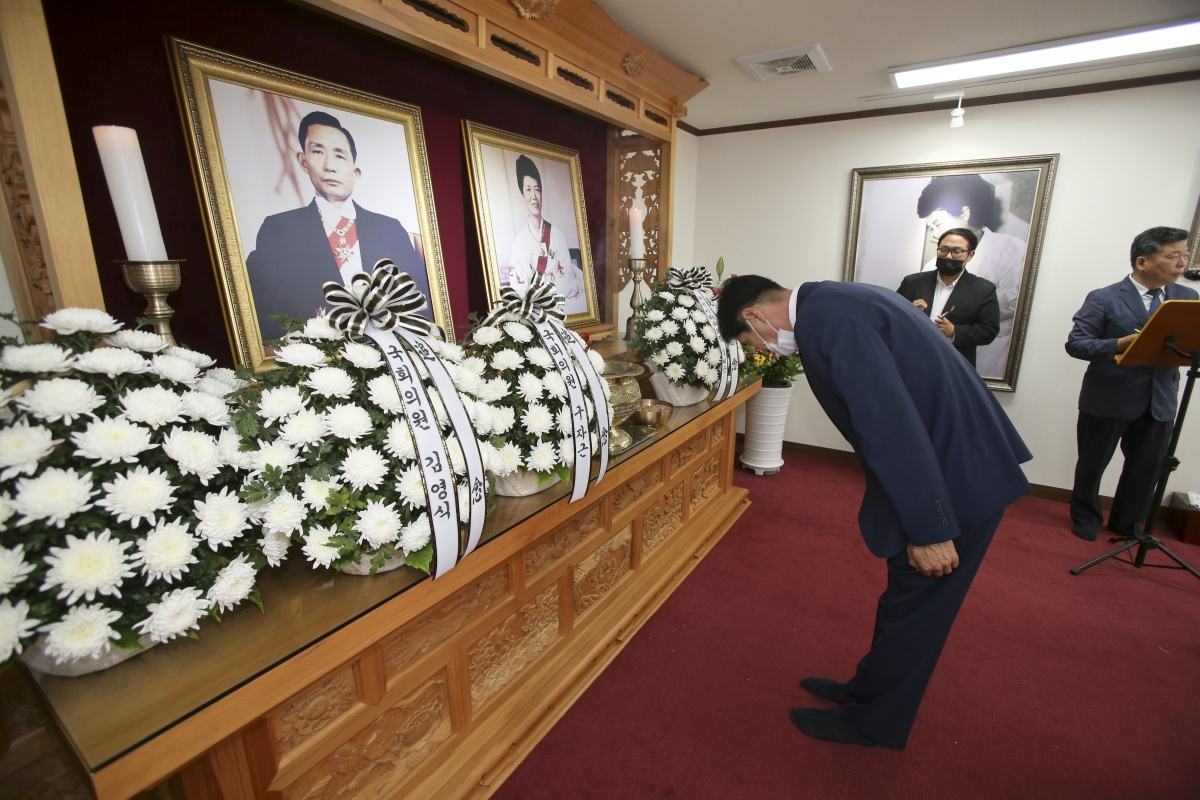 20200606-030[AP7U3840-현충일 추념 박정희 대통령 생가 참배.jpg