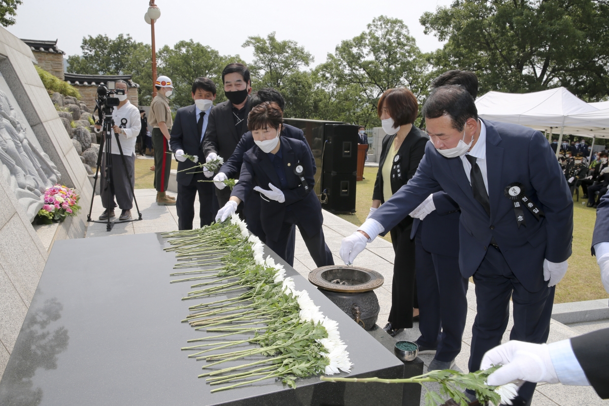20200606-062[AP7U3896-제65회 현충일 추념식.jpg