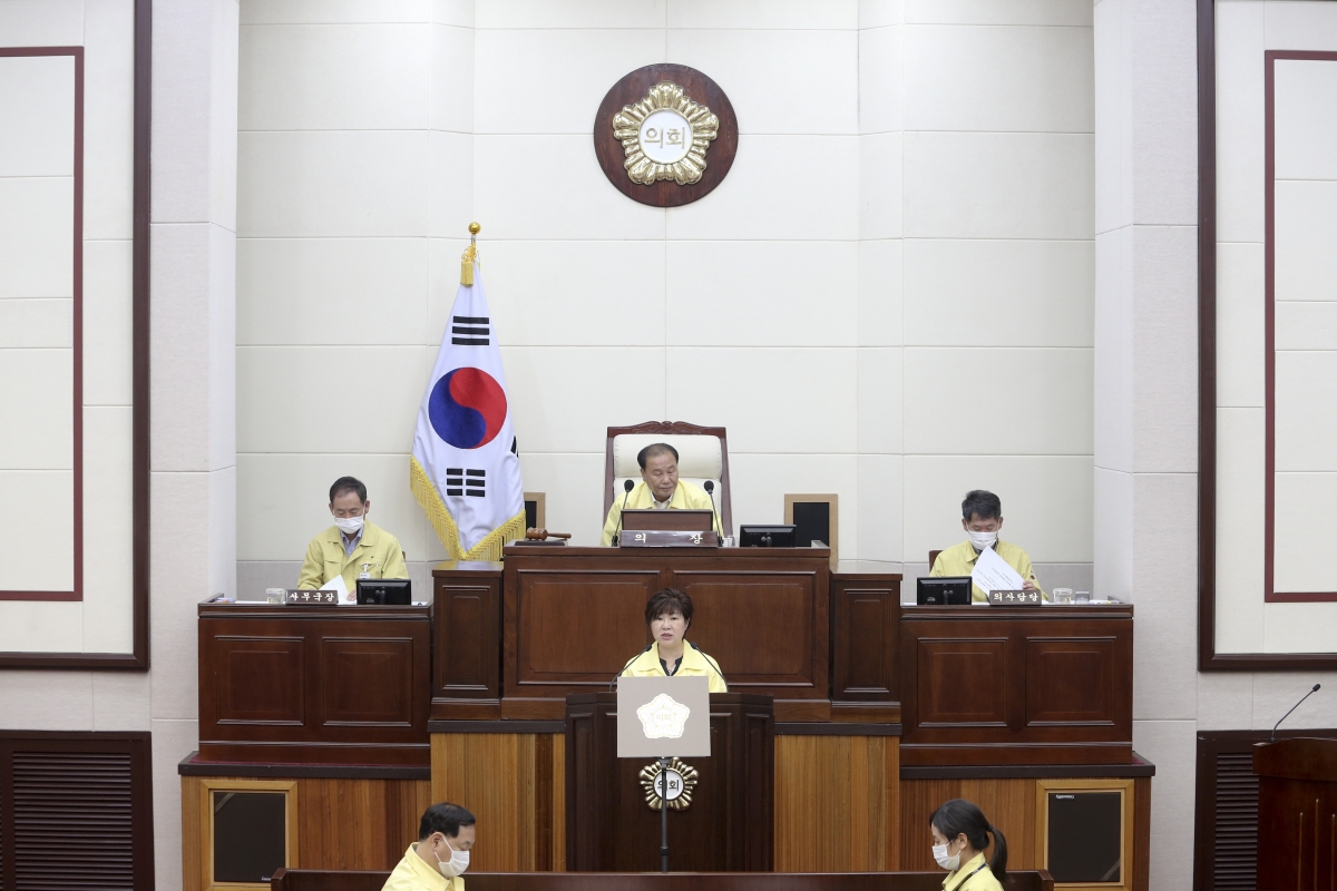 20200623-019[AP7U4877-제240회 제1차 정례회 제3차 본회의시 장미경 의회운영위원회 부위원장 2020년도 행정사무감사 결과보고.jpg