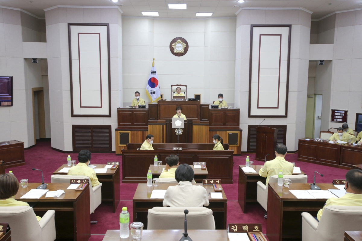 20200623-021[AP7U4879-제240회 제1차 정례회 제3차 본회의시 장미경 의회운영위원회 부위원장 2020년도 행정사무감사 결과보고.jpg