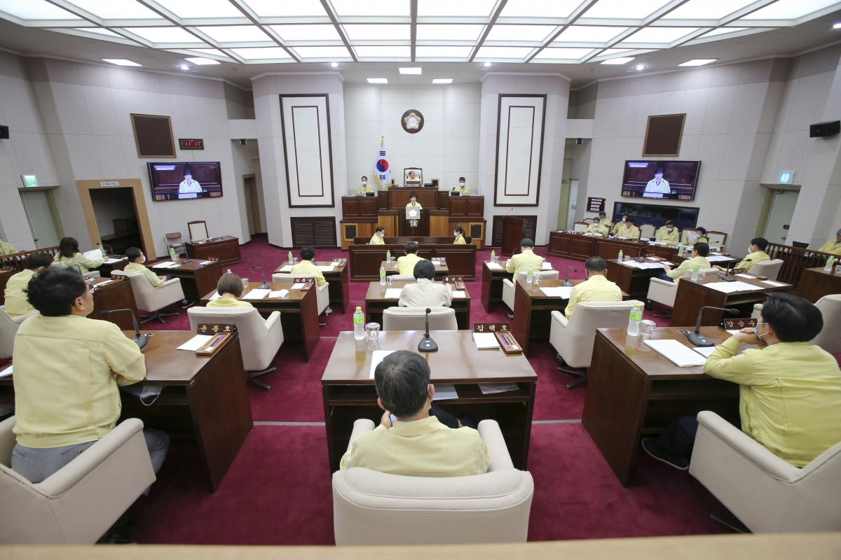 20200623-023[AP7U4884-제240회 제1차 정례회 제3차 본회의시 장미경 의회운영위원회 부위원장 2020년도 행정사무감사 결과보고.jpg