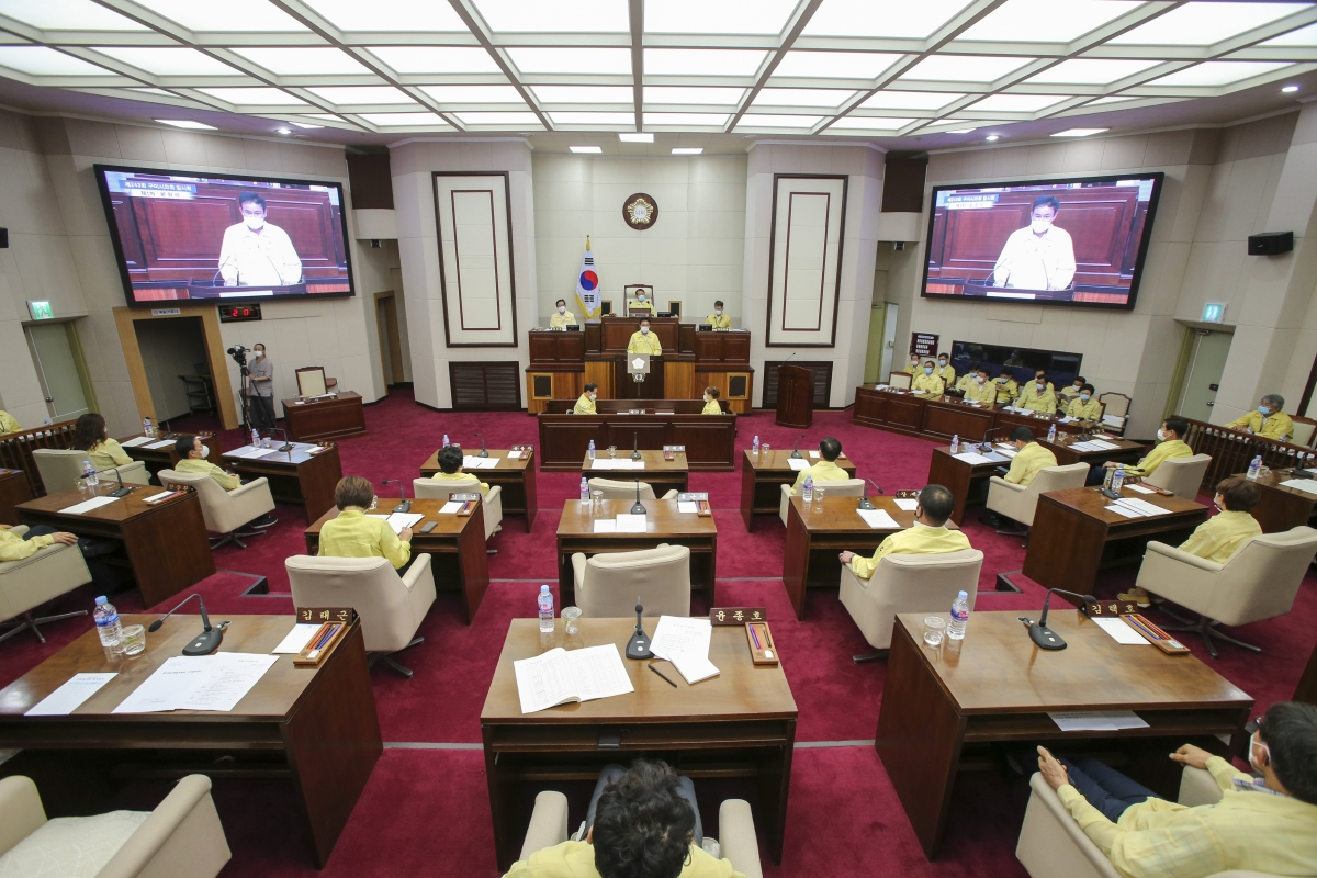 20200910-036[AP7U8639-제243회 임시회 제1차 본회의시 예산결산특별위원장에 호선된 김재우 의원 인사.JPG