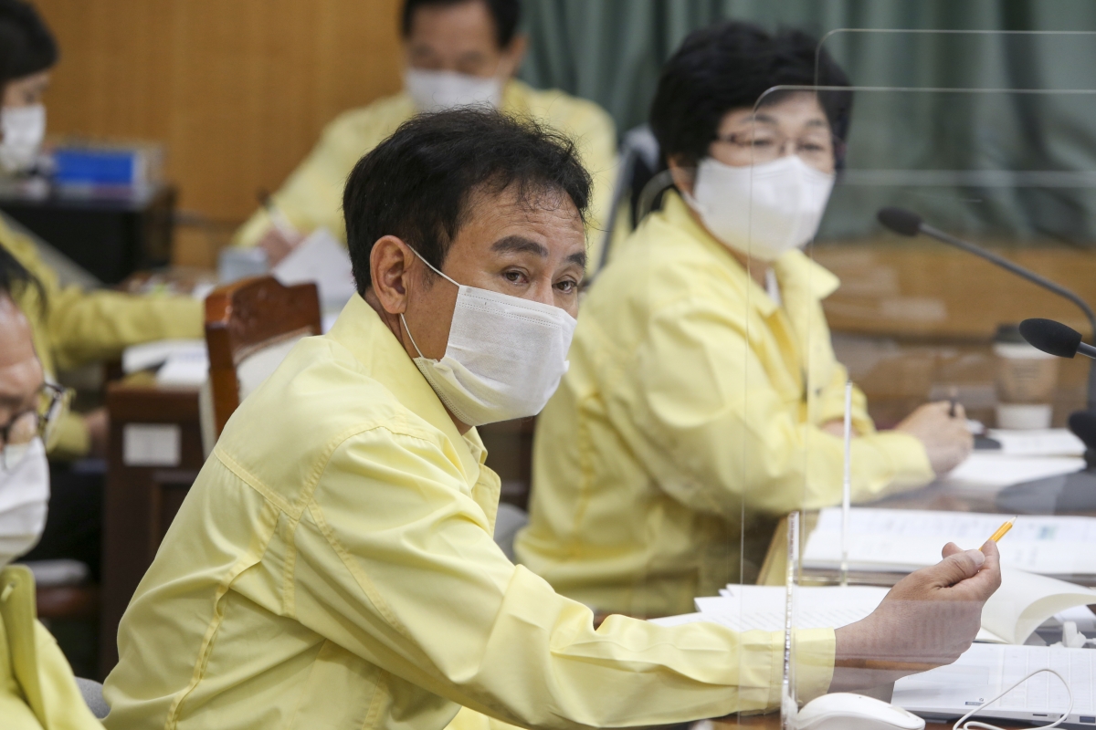 20200911-026[AP7U8750-제243회 임시회 기획행정위원회 조례안 심사할동.JPG