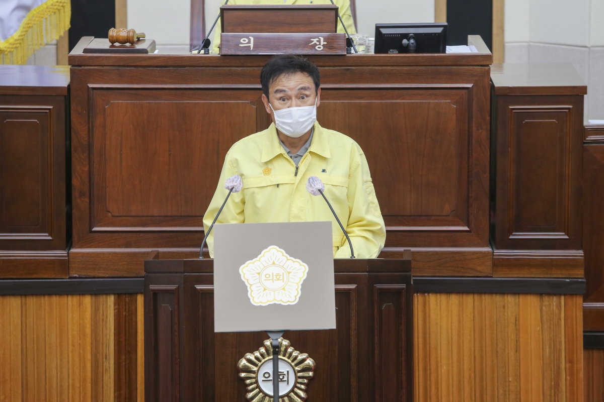 20200917-016[AP7U9708-제243회 임시회 제2차 본회의시 김재우 예산결산특별위원장 2020년도 제2회추가경정예산안 심사결과보고.JPG