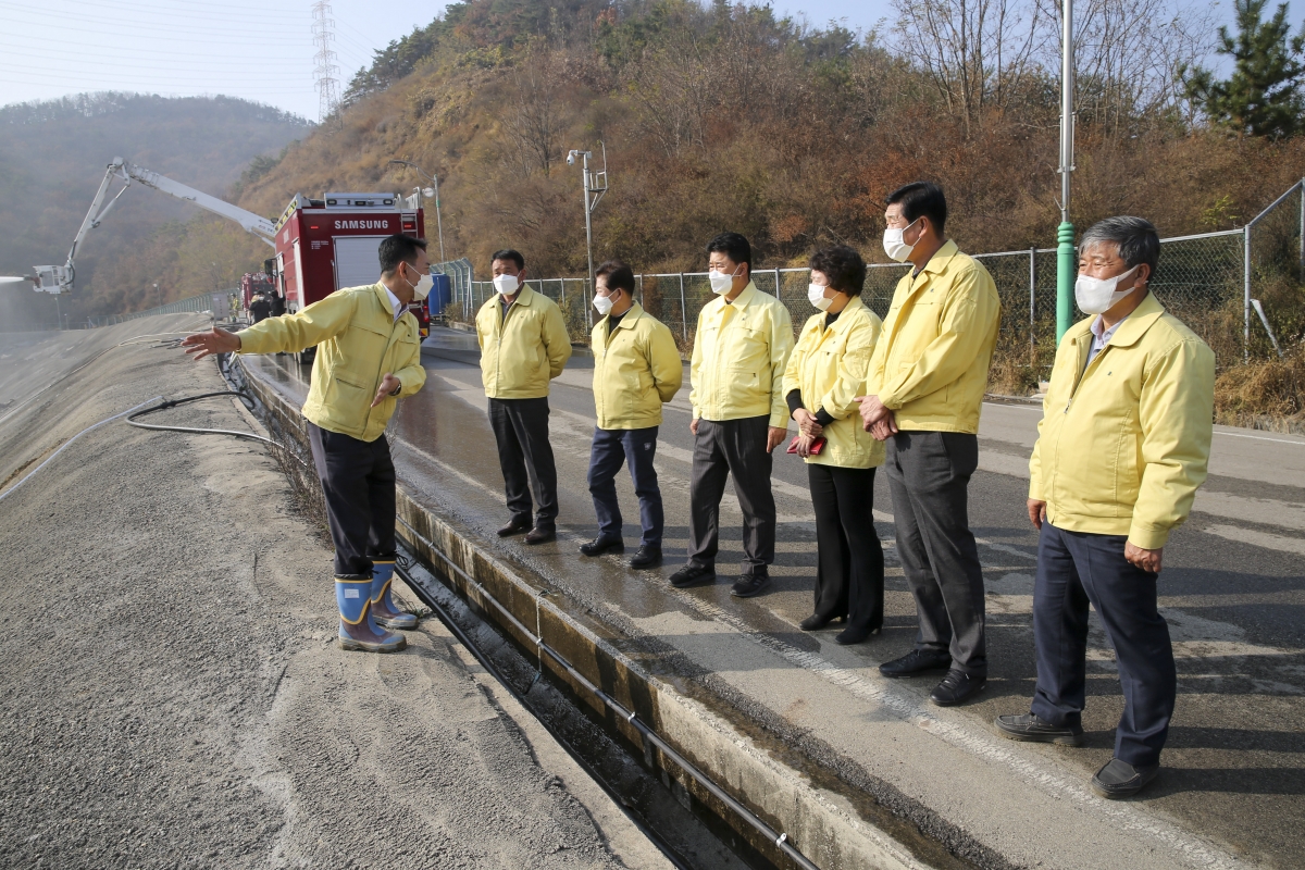 20201116-012[AP7U2976-폐회중 산업건설위원회 환경자원화시설 화재현장 방문.JPG