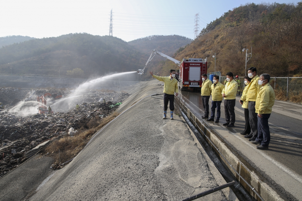 20201116-007[AP7U2961-폐회중 산업건설위원회 환경자원화시설 화재현장 방문.JPG