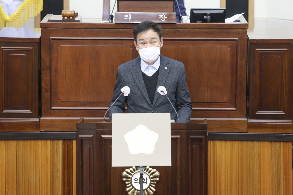 20201125-006[AP7U3369-제245회 제2차 정례회 제1차 본회의시 김재우 의원 5분 자유발언.JPG