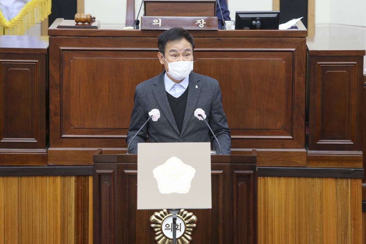 20201125-007[AP7U3371-제245회 제2차 정례회 제1차 본회의시 김재우 의원 5분 자유발언.JPG