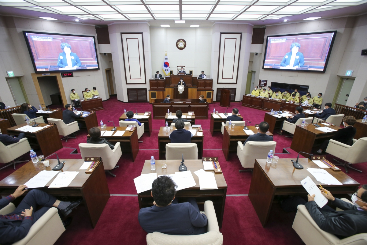 20201125-023[AP7U3435-제245회 제2차 정례회 제1차 본회의시 이지연 부위원장 예산결산특별위원회 구성결의안 제안설명.JPG